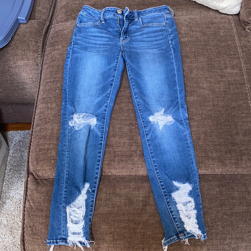 American eagle ripped jeans w ripping at the bottom size 6 in great condition